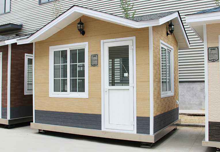 輕鋼崗?fù)? /><br /></p>&nbsp; &nbsp; 有人會認(rèn)為，<strong>輕鋼房屋</strong>的使用壽命不如傳統(tǒng)的混凝土建筑，但是，根據(jù)國外經(jīng)驗以及實驗數(shù)據(jù)來看，這種體系在歐美發(fā)達(dá)國家已經(jīng)成熟運用，輕鋼住宅結(jié)構(gòu)的使用壽命是90年，使我們可以放心使用的家居住房。盛大鋼結(jié)構(gòu)利用現(xiàn)代新型的建筑材料，包括玻璃棉、歐松板、石膏板、金屬雕花板、瀝青瓦、SBS防水卷材、呼吸紙等材料，解決了該建筑體系的防水、防火、保溫、隔熱、吸引降噪等技術(shù)問題，我們對<strong>輕鋼房屋</strong>的未來前景是十分看好的。<br /><p>&nbsp; &nbsp; 山西盛大鋼結(jié)構(gòu)近期的新產(chǎn)品除了輕鋼住宅以外，還有集裝箱房屋、輕鋼崗?fù)は盗小⒐残l(wèi)生間系列產(chǎn)品，如果您對我們的新產(chǎn)品感興趣的話，可以致電我們的銷售客服熱線，我們期待您的來電。</p><p>&nbsp; &nbsp; 本文鏈接：<strong>http://m.guquan168.com.cn/news/0004511655.html </strong>未經(jīng)允許不得轉(zhuǎn)載。</p><p style=